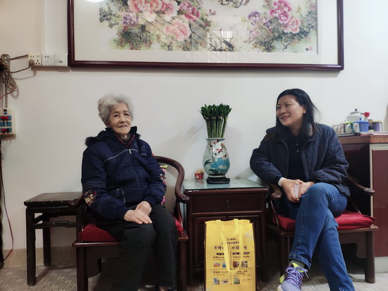 3、公司紀(jì)委書(shū)記、工會(huì)主席張奇志慰問(wèn)80歲以上高齡退休職工代表陳佩群.jpg